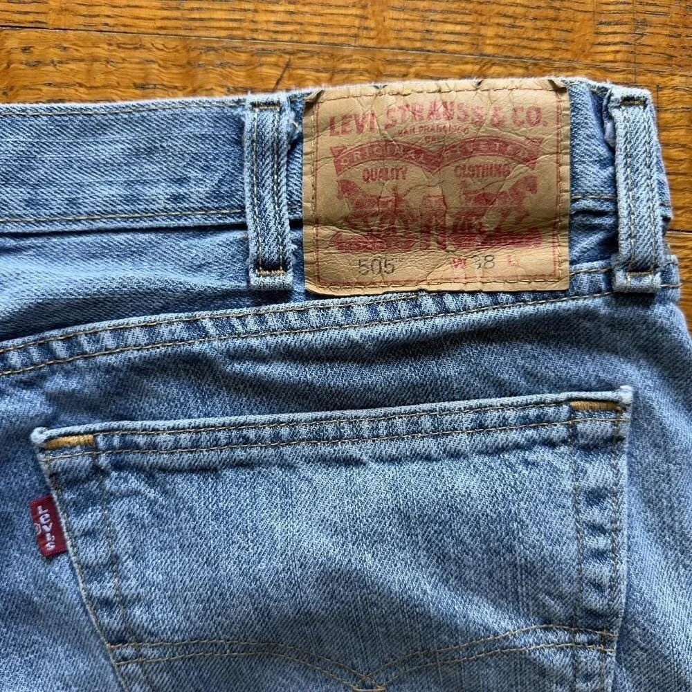 Levis laid back